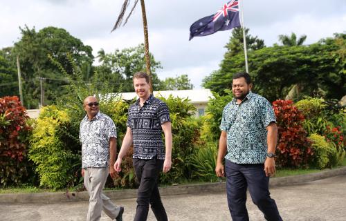 Tim Houghton avec son équipe à Suva